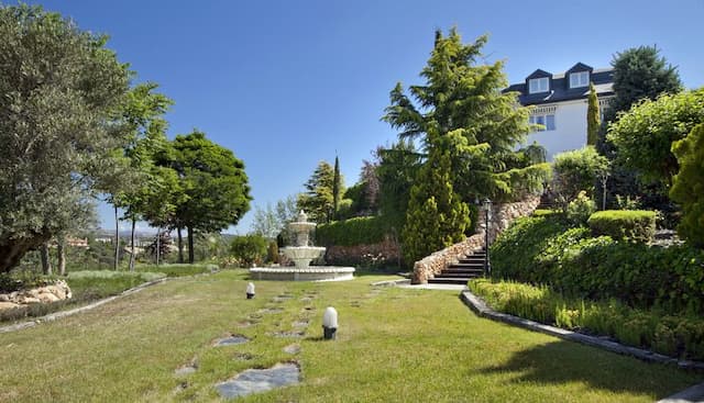 Elegancka willa z zadbanym ogrodem na osiedli mieszkalnym El Golf de las Matas w Las Rozas, Madryt.