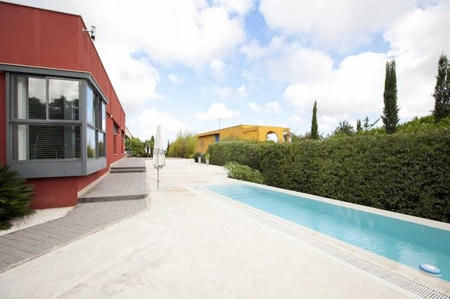 Modern villa in a residential area very close to Valencia.