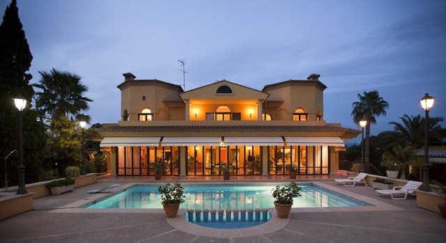 Villa de style classique avec luxueux design intérieur, à Valence.