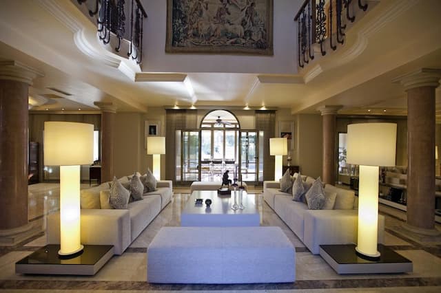 Villa im klassischen Stil mit luxuriösem Innendesign in Valencia.