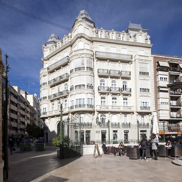 Vivienda amplia en elegante edificio del centro de Valencia.