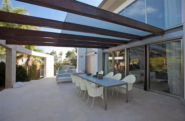 Villa moderne avec terrasse et piscine, à Santa Apolonia, dans la province de Valencia.