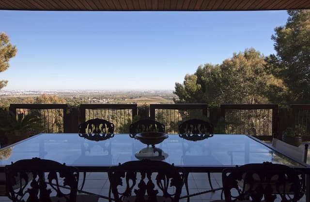 Villa to reform with views in El Bosque Golf, Chiva, Valencia.