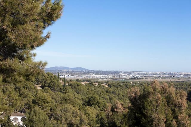 Villa to reform with views in El Bosque Golf, Chiva, Valencia.