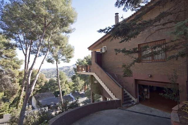 Villa to reform with views in El Bosque Golf, Chiva, Valencia.