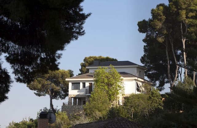 Villa con jardín y piscina junto al campo de golf en El Bosque, Chiva.