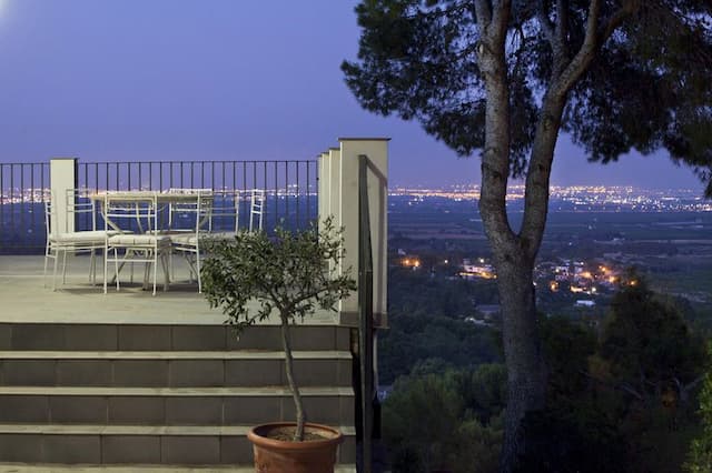 Villa con jardín y piscina junto al campo de golf en El Bosque, Chiva.