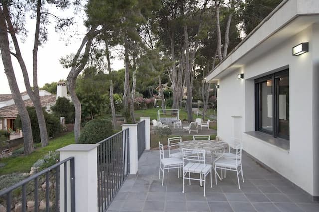 Villa con jardín y piscina junto al campo de golf en El Bosque, Chiva.