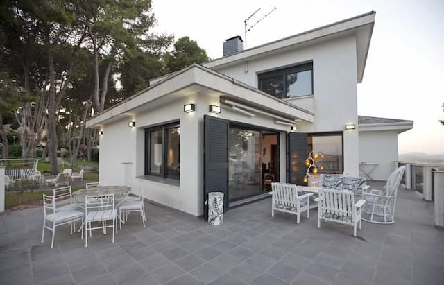 Villa con jardín y piscina junto al campo de golf en El Bosque, Chiva.