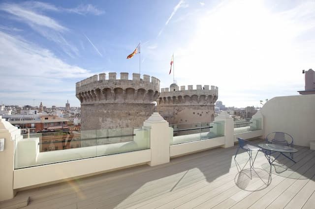 Studio-terrasse moderne avec vue sur les Tours de Quart.