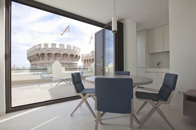 Studio-terrasse moderne avec vue sur les Tours de Quart.