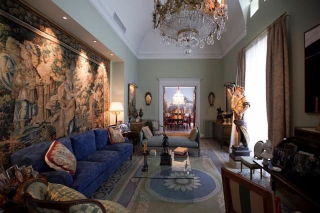 Magnificent mansion close to Plaza de la Virgen in Valencia, refurbished with high quality materials.