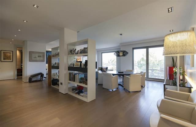Modern flat with views in the centre of Valencia for sale.