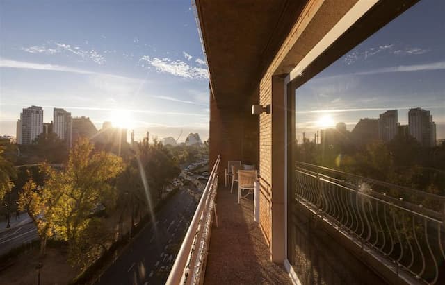 Modern flat with views in the centre of Valencia for sale.
