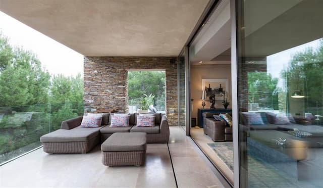 Moderne Villa mit offenem Blick in El Bosque, Valencia.