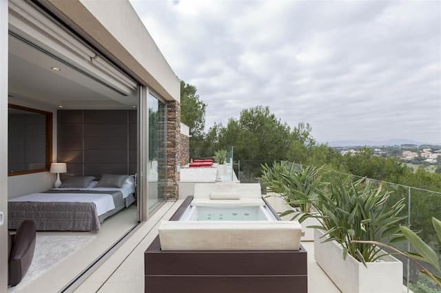 Moderne Villa mit offenem Blick in El Bosque, Valencia.