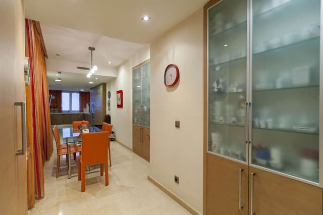 Exclusive house of more than 350 m2 in the middle of Calle de Colón de Valencia, with several balconies, one floor per floor and fully exterior.