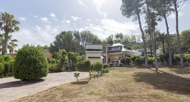 Villa wraz z basenem i jacuzzi przechwycił Leśny Golf w Chiva w Walencji.