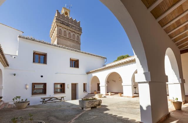 Historisches Anwesen mit einem einzigartigen Turm befindet sich weniger als 30 km von der Stadt Valencia bietet Kulturen und eine Olivenpresse.