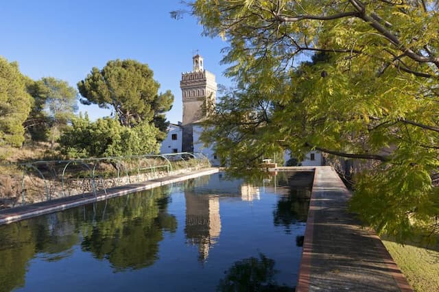 Propriété historique avec une tour unique située à moins de 30 km de la ville de Valencia offrant des cultures et une presse d'olive.