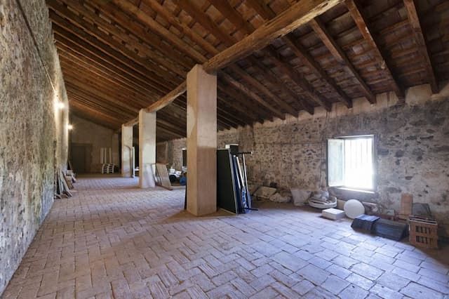 Historiczna posiadłość z unikalną wieżą, położona mniej niż 30 km od miasta Walencja, oferująca uprawy i prasę do oliwy.