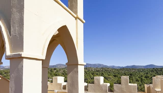 Propriété historique avec une tour unique située à moins de 30 km de la ville de Valencia offrant des cultures et une presse d'olive.