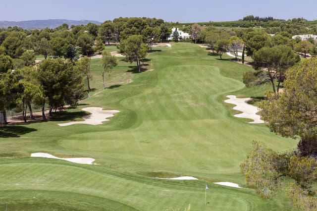 Frontline golf villa with base for sale in El Bosque, Chiva, Valencia.