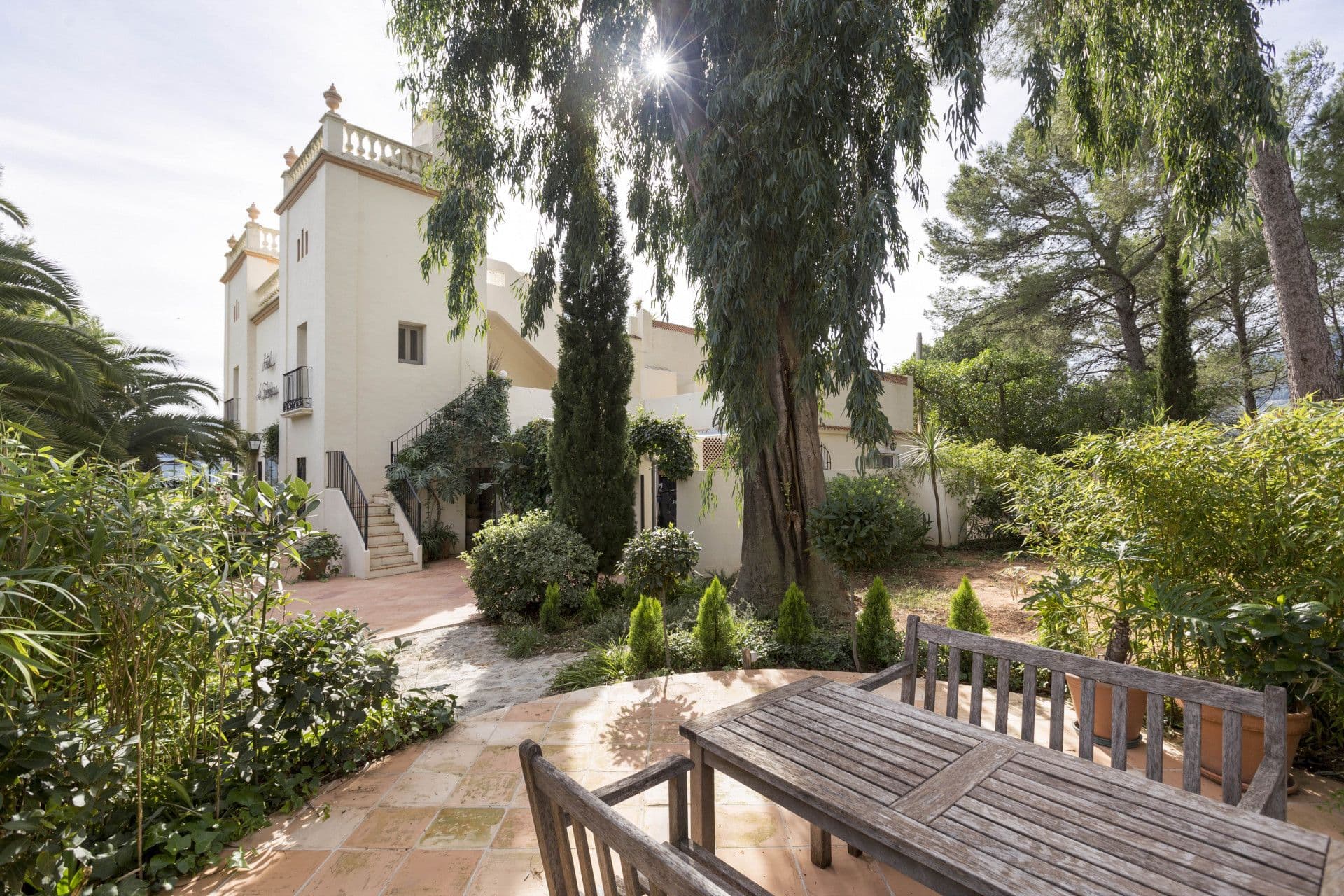 Small hotel in the middle of nature 5km from Gandía for sale. 
