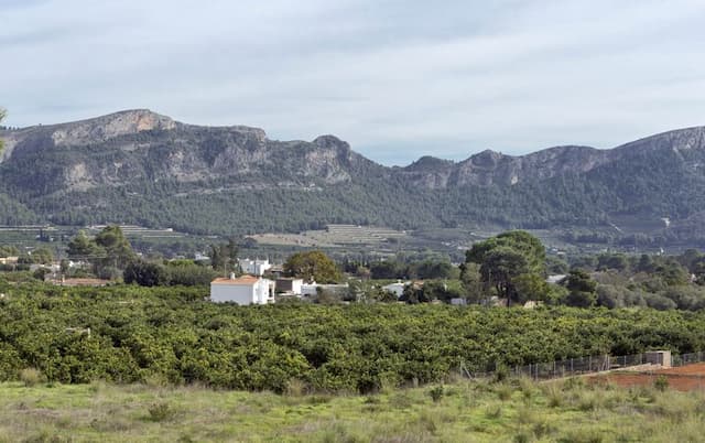 Villa singulaire située au cœur de la Marxuquera, au milieu de la montagne, mais près de la plage et de la population de Gandía.