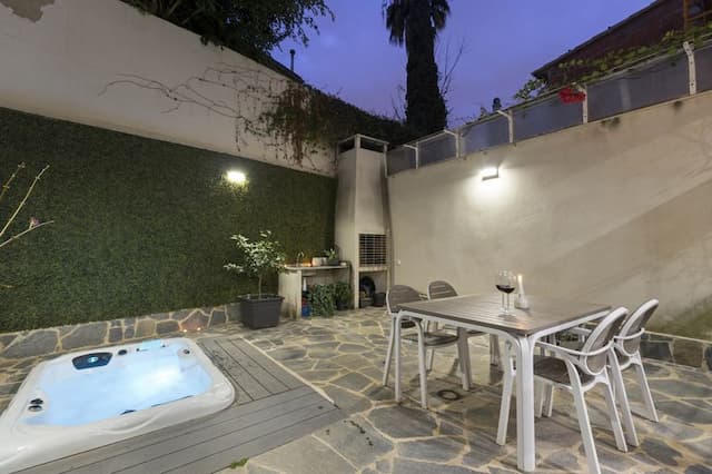 Vivienda unifamiliar con patio interior con jacuzzi en venta en el centro de Valencia. 