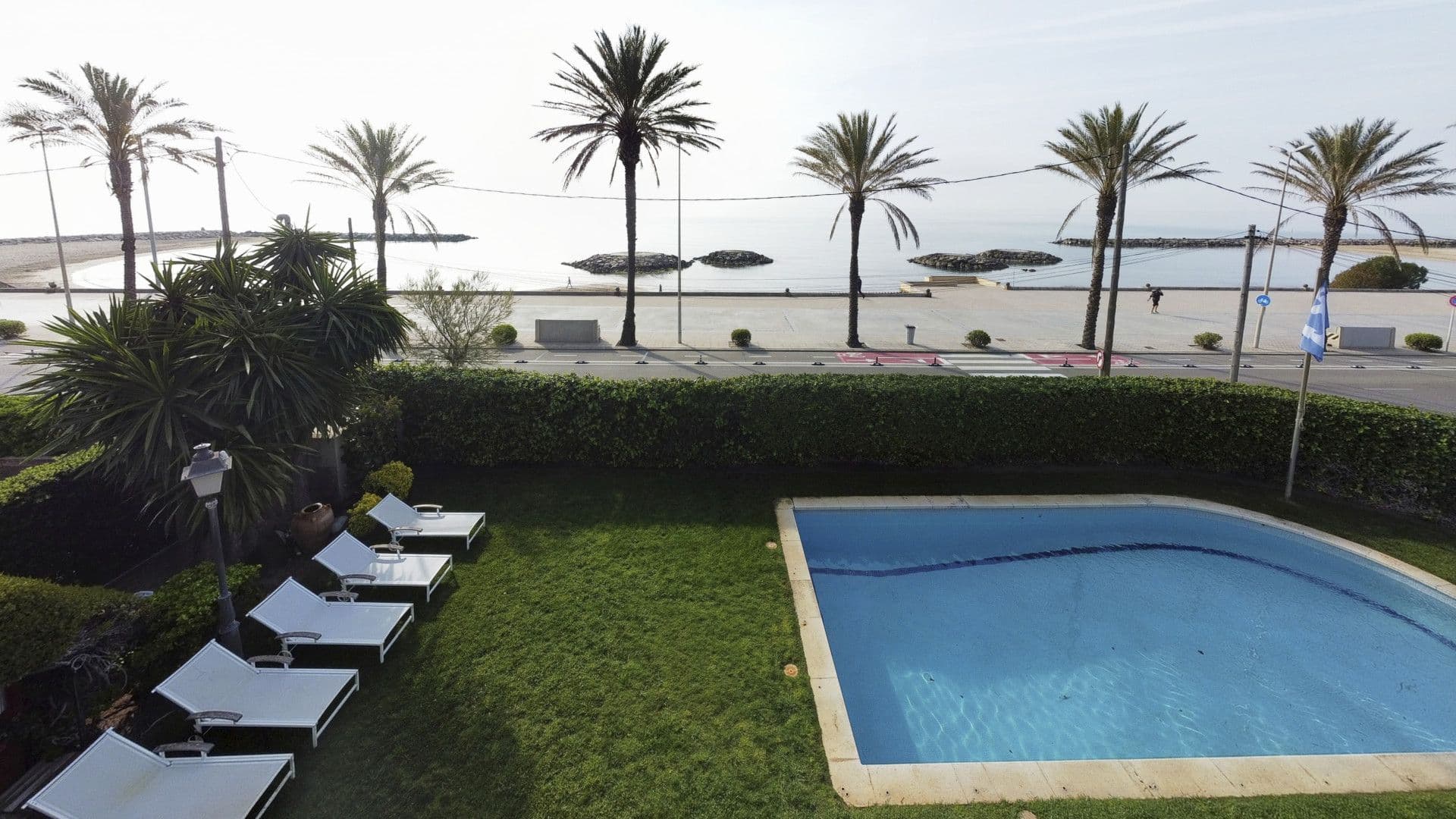 Luxe au bord de la mer dans cette spectaculaire villa située directement sur la plage de Sitges, Barcelone.