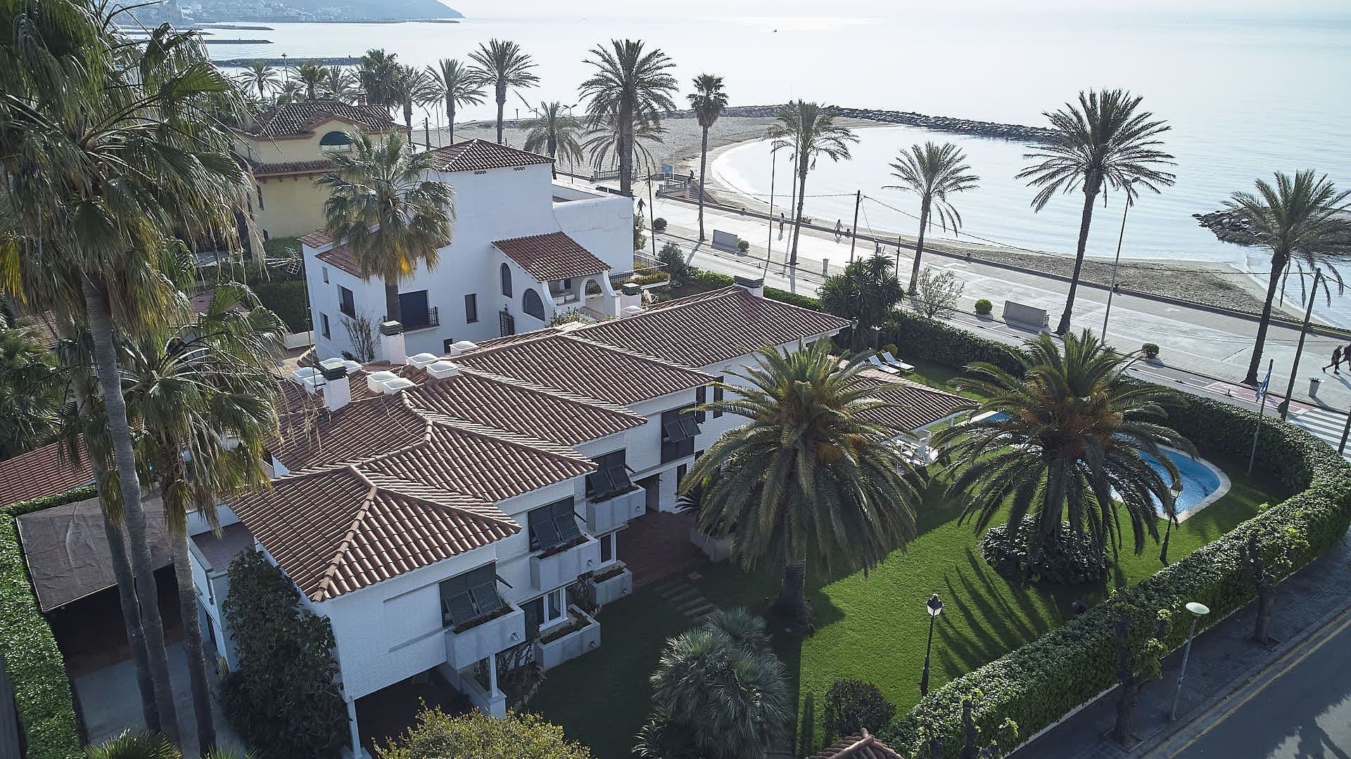 Lujo junto al mar en esta espectacular villa ubicada directamente en la playa de Sitges, Barcelona.