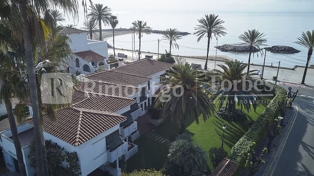 Lujo junto al mar en esta espectacular villa ubicada directamente en la playa de Sitges, Barcelona.