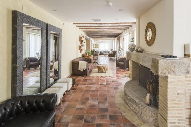 Exceptional 196 hectares estate with an 18th century farmhouse converted into a hotel 1 hour from Valencia and Alicante.