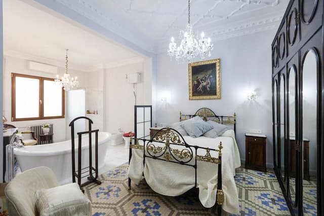 Exclusive newly renovated house following the canons of the Valencian architecture of the early 1990s.