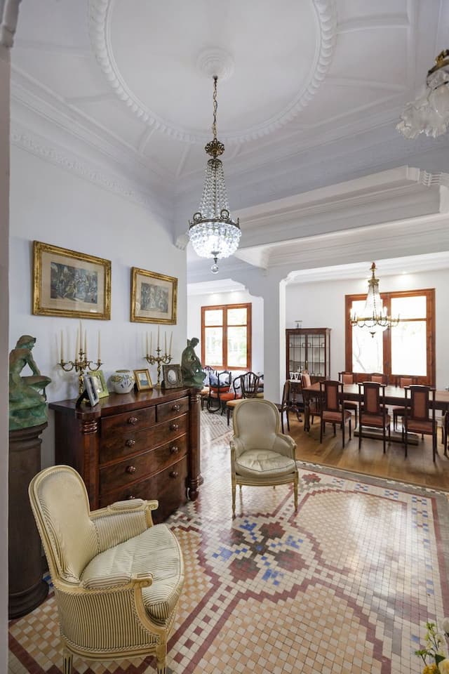 Exclusive newly renovated house following the canons of the Valencian architecture of the early 1990s.