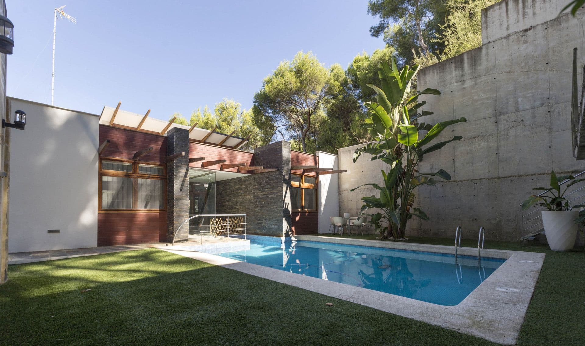 Maison écologique située sur un terrain privé de l'urbanisation El Bosque Golf de Chiva (Valence). Une villa idéale pour ceux qui apprécient l'importance du style moderne et l'individualité de la maison.