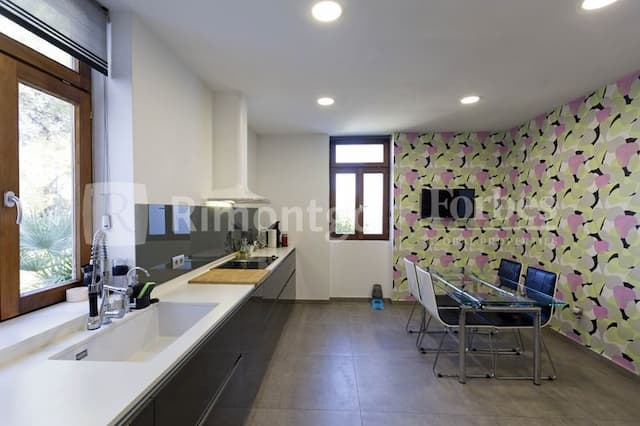 Esta villa ubicada en una parcela privada de la urbanización El Bosque Golf de Chiva (Valencia) marca la diferencia por tratarse de una casa ecológica provista de infinidad de características modernas. Una casa ideal para aquellos que valoran el espacio.