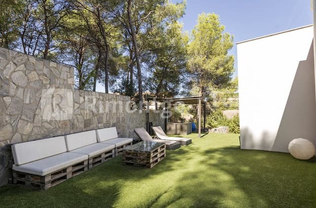Maison écologique située sur un terrain privé de l'urbanisation El Bosque Golf de Chiva (Valence). Une villa idéale pour ceux qui apprécient l'importance du style moderne et l'individualité de la maison.