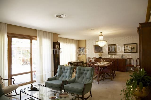 Diese bezaubernde Villa mit einem sehr eigenen Baustil und vielen Details liegt in der beliebten Residenz-Zone Santa Apolonia, südlich von Valencia in der Stadt Torrente. Sie bietet Raum, viel Zauber, Luxus und ist perfekt, um das Leben zu geniessen