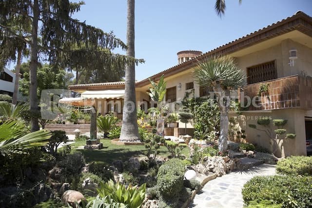 Diese bezaubernde Villa mit einem sehr eigenen Baustil und vielen Details liegt in der beliebten Residenz-Zone Santa Apolonia, südlich von Valencia in der Stadt Torrente. Sie bietet Raum, viel Zauber, Luxus und ist perfekt, um das Leben zu geniessen