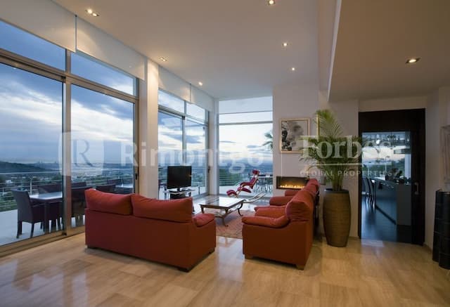 Villa au style moderne située dans la prestigieuse urbanisation Los Monasterios, á Puzol, á 20km de Valence. La propriété offre espace, confort, équipements modernes et sophistiqués, tout cela combiné avec les vues panoramiques.