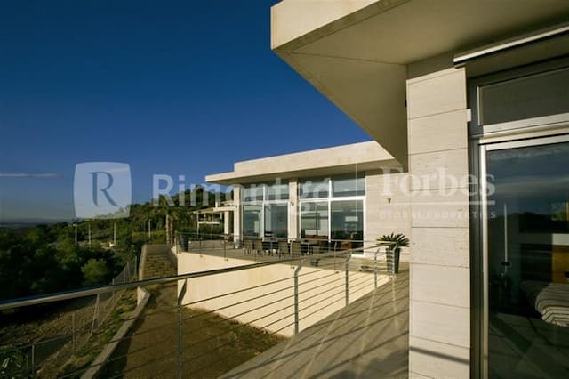 Villa au style moderne située dans la prestigieuse urbanisation Los Monasterios, á Puzol, á 20km de Valence. La propriété offre espace, confort, équipements modernes et sophistiqués, tout cela combiné avec les vues panoramiques.