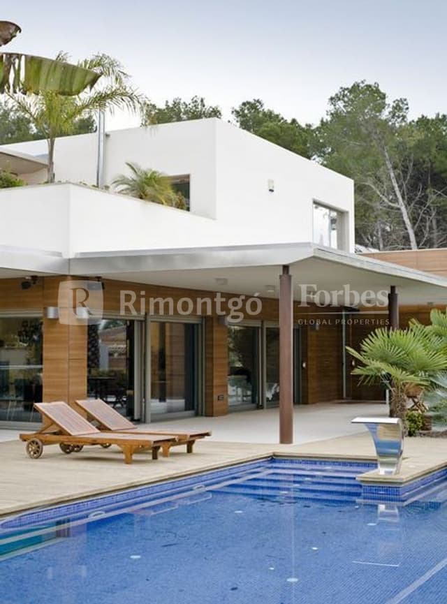 Villa in modernem Design in einer Wohnsiedlung von La Eliana, einer der angesehensten Orten in der Provinz Valencia. Mit Garten, Pool, Jacuzzi und Hausautomatisierung steht die Wohnung in der Nähe von verschiedenen Diensten und öffentlichem Verkehrsmittel
