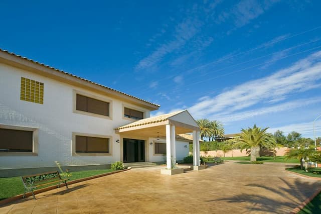 Magnifique villa avec des installations modernes située à Santa Apolonia, une exclusive zone résidentielle de Valence.