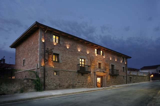 Gutshaus aus dem 17. Jahrhundert in den Weinbergen von La Rioja, Spanien.