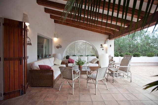 Villa im Ibiza Stil, die die renommierte Golfanlage El Bosque in Chiva überblickt, nahe der Stadt Valencia überblickt.