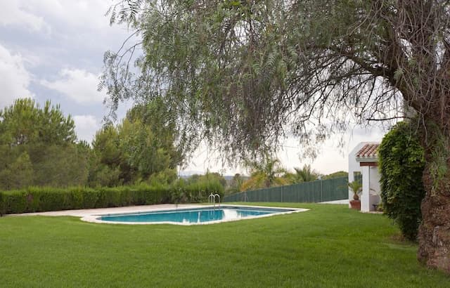 Villa im Ibiza Stil, die die renommierte Golfanlage El Bosque in Chiva überblickt, nahe der Stadt Valencia überblickt.