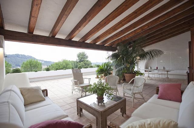 Villa du style typique d'Ibiza avec vue sur le prestigieux parcours de golf El Bosque, à Chiva, près de Valence.