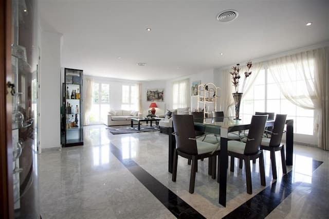 Beautiful property with bright and large spaces in La Eliana.